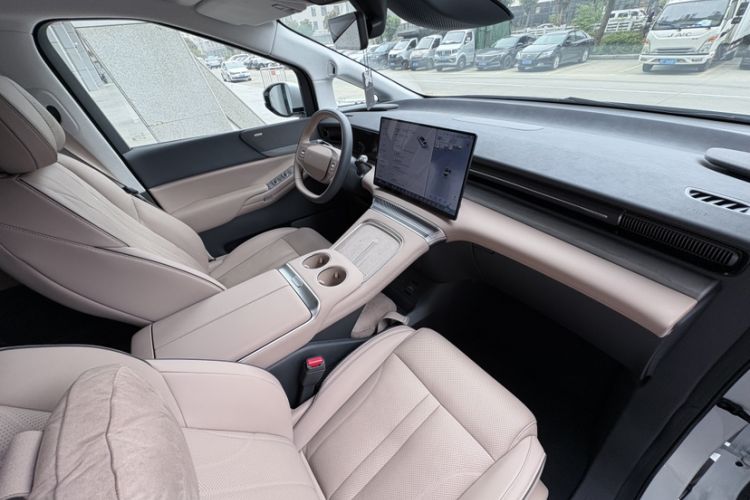 Used XPeng X9 2025 740 Ultra-Long Range Max
