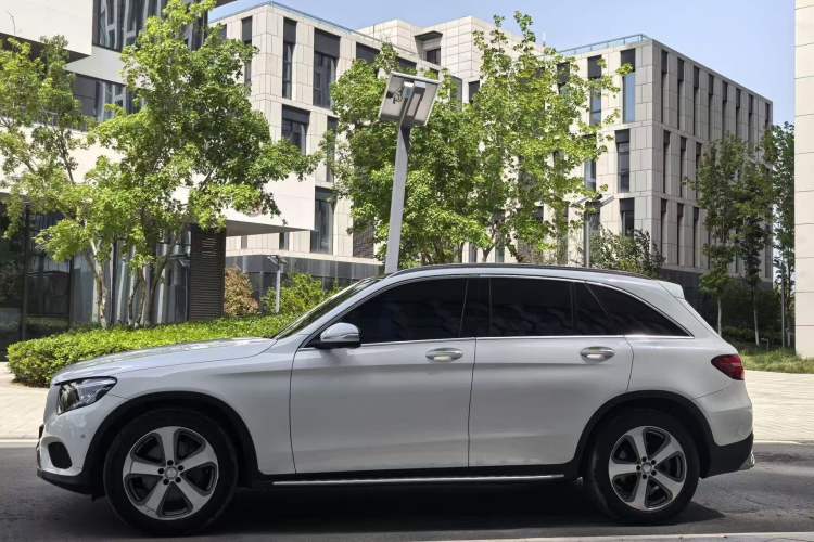 Used Mercedes-Benz GLC 2016 GLC 260 4MATIC Luxury Model Exterior 4