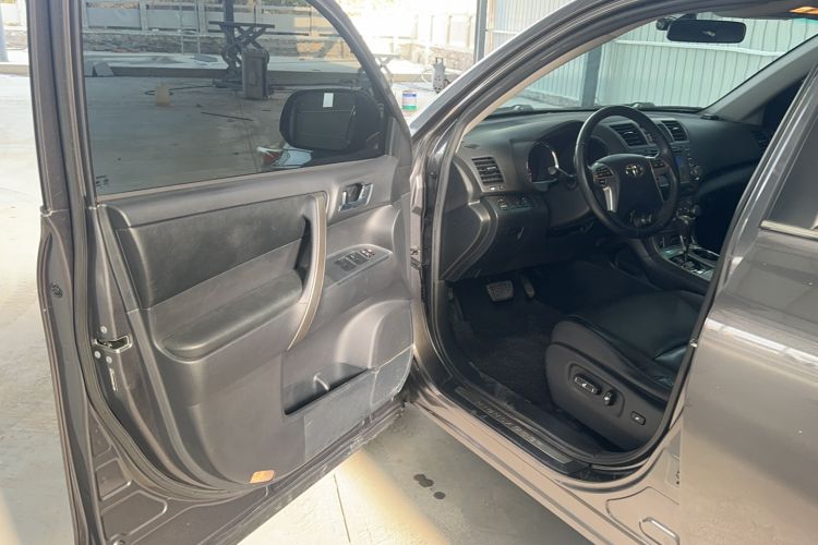 Used Toyota Highlander 2012 2.7L Two-Wheel Drive 7-Seater Luxury Edition
