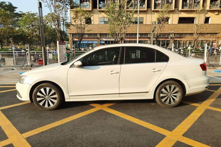 Used Volkswagen Sagitar 2017 230TSI Automatic Comfort Version
