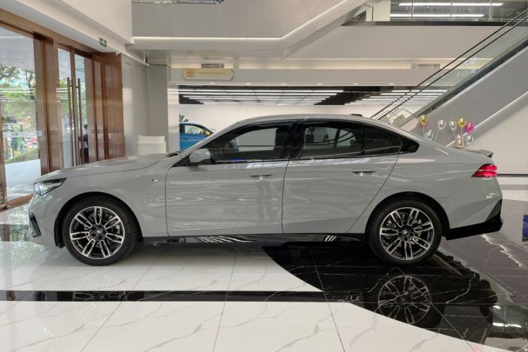 Used BMW 5 Series 2024 525i M Sport Package Exterior 7