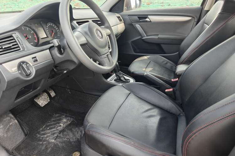 Used Volkswagen Gran Lavida 2013 1.6L Automatic Fashion Model