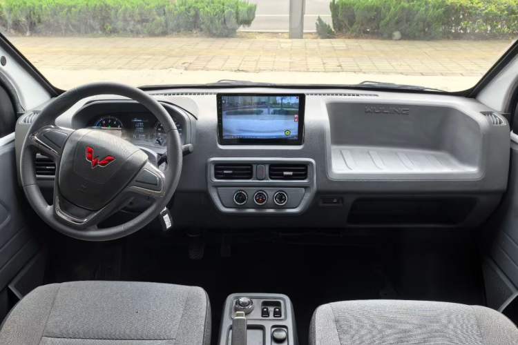 Used Wuling Yangguang 2024 300KM Comfort Version Passenger Van 75kW
