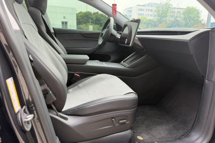 Used Tesla Model Y 2025 Rear-Wheel Drive First Edition Right Front Seat