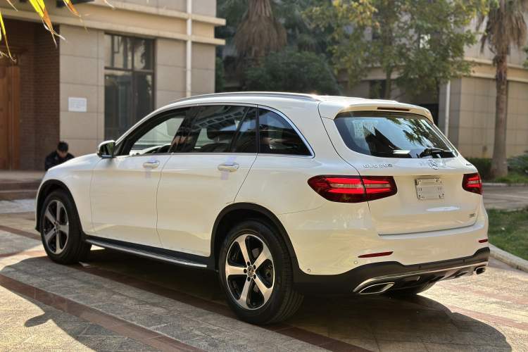 Used Mercedes-Benz GLC 2018 Facelift GLC 260 4MATIC Luxury Edition Exterior 6