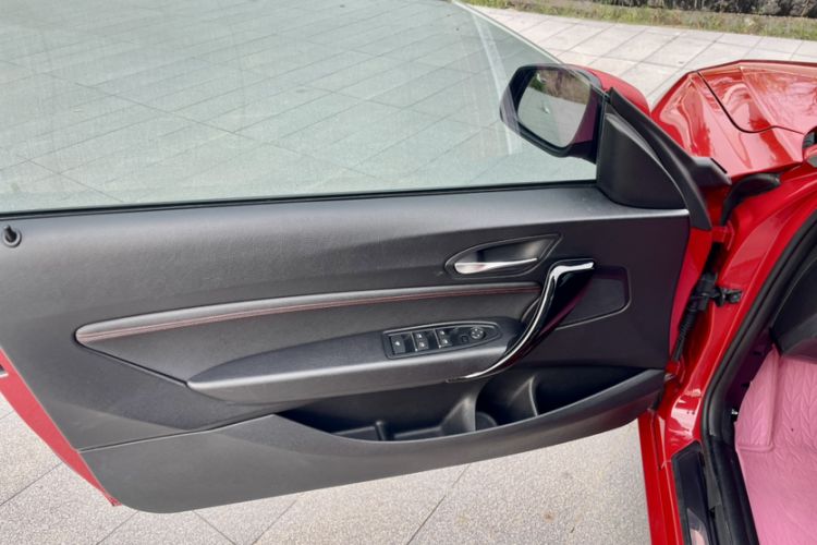 Used BMW 2 Series 2018 220i Convertible Coupe Sports Design Package Interior 7