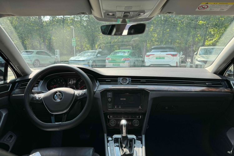 Used Volkswagen Magotan 2019 330TSI DSG Luxury Version China VI Standard Interior 1