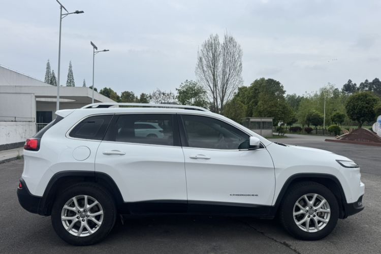 Used Jeep Cherokee 2016 2.4L Professional Edition Exterior 5