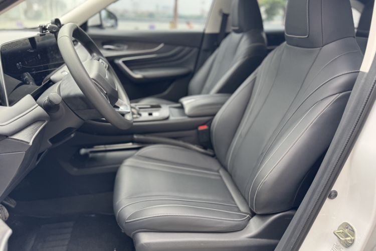 Used Venucia V 2022 260T Custom Edition · Idol Interior 5