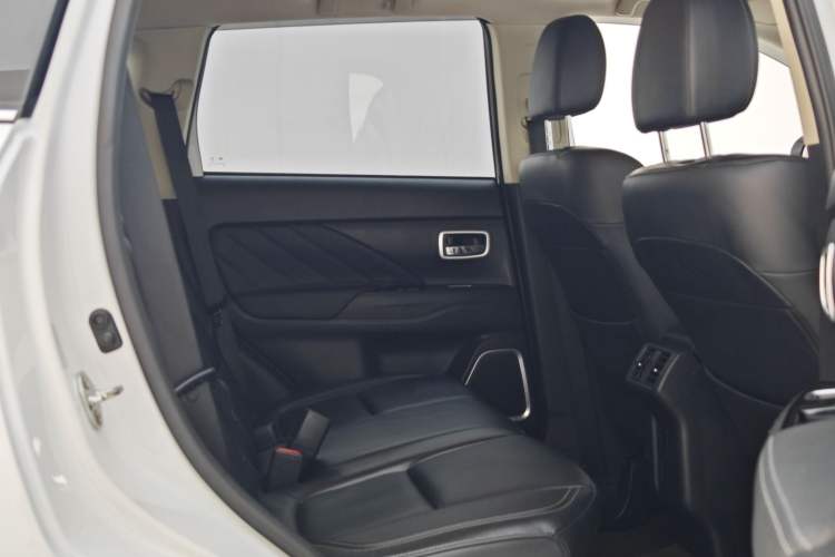 Used Mitsubishi Outlander 2019 2.4L 4x4 Zhi Xiang Edition 5 Seats China VI Standard
