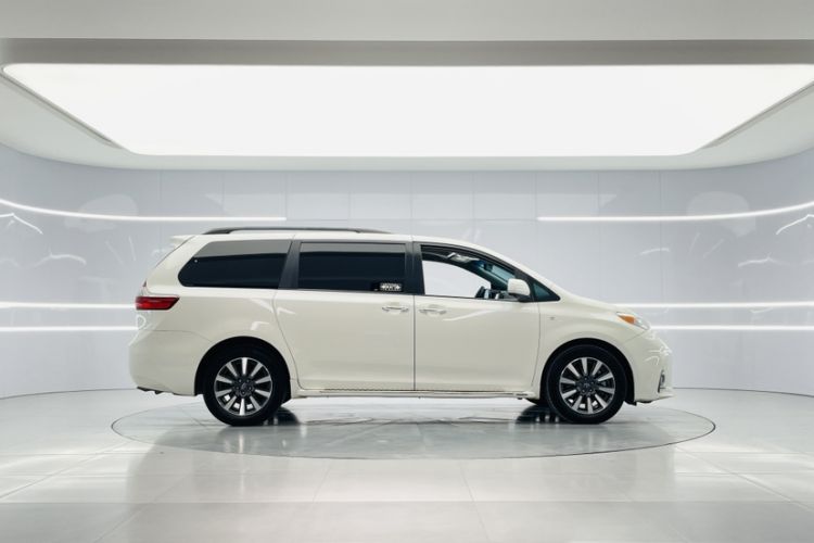 Used Toyota Sienna 2020 3.5L Two-Wheel Drive XLE Leather Interior 7 Seats Mexico Edition
