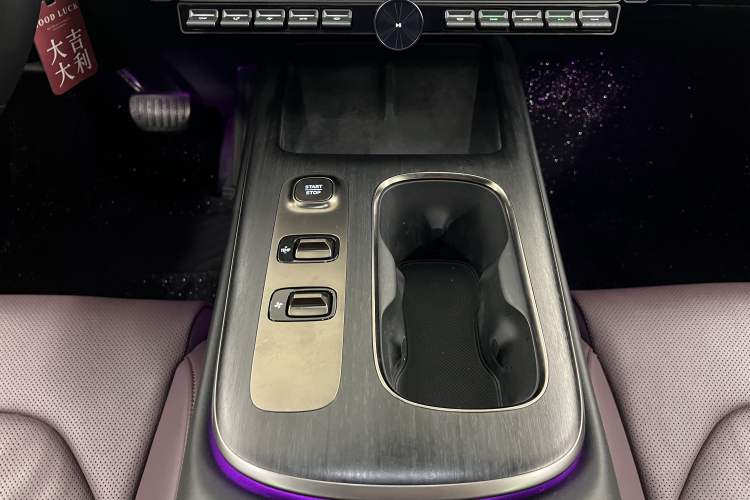 Used Xiaomi Auto SU7 2024 Rear-Drive Long-Range Intelligent Driving Version Interior 2