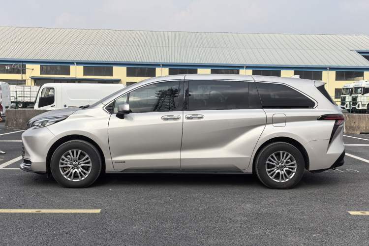 Used Toyota Sienna 2021 2.5L Hybrid Premium Edition