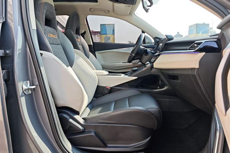 Used Lynk & Co 06 EM-P 2020 PHEV Plus Interior 2