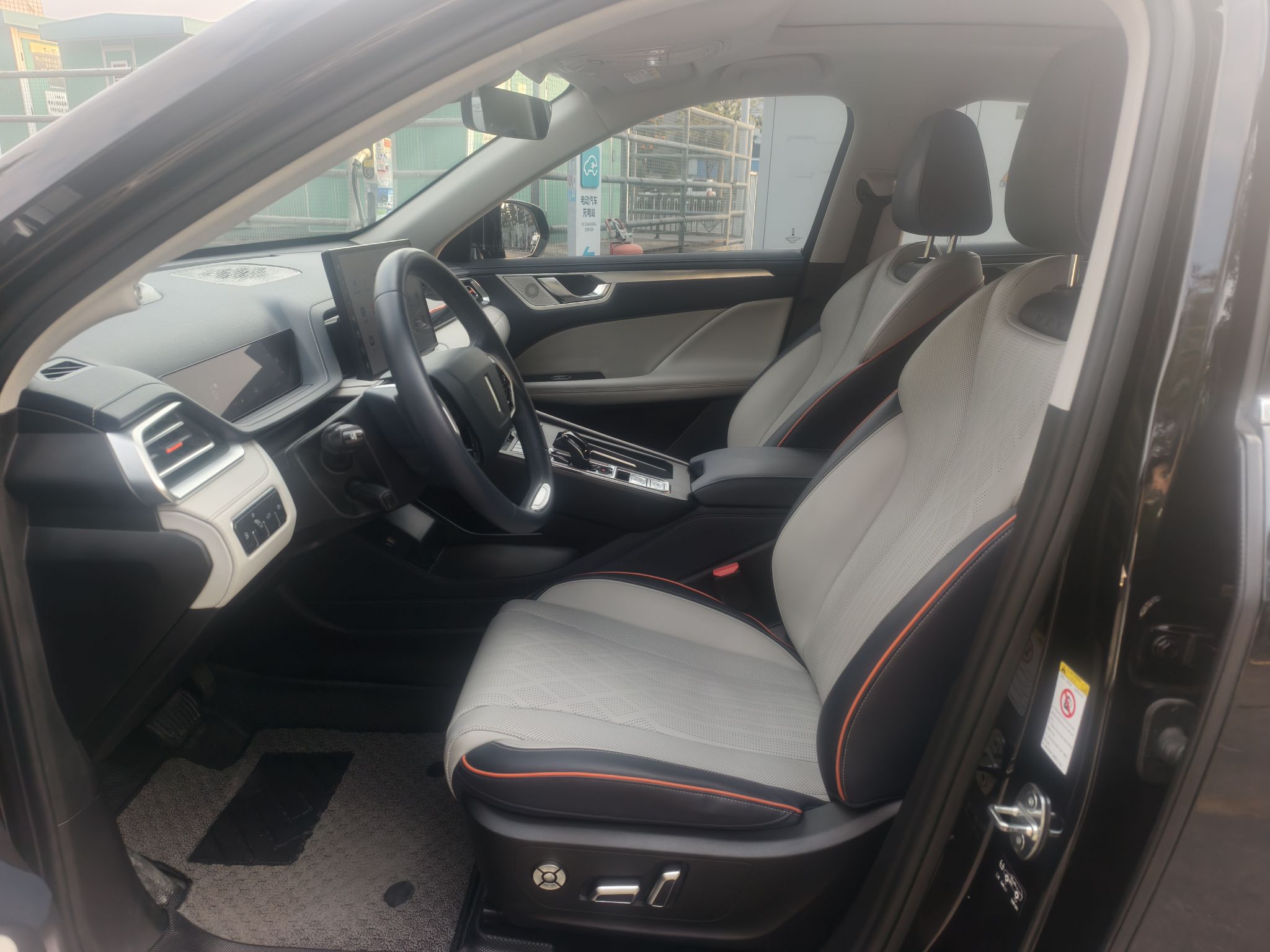 المقاعد الأمامية داخل السيارة