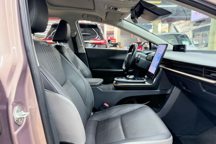 Used Toyota bZ3 2023 616 km Long-Range PRO Right Front Seat