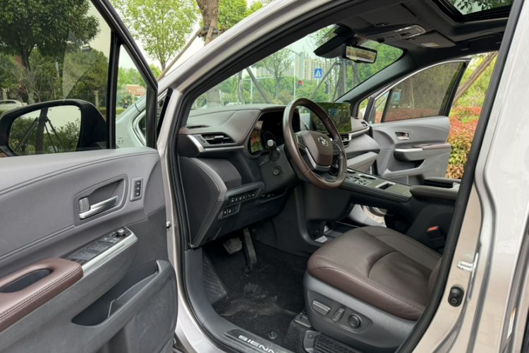 Used Toyota SIENNA 2023 2.5L Hybrid Platinum Edition