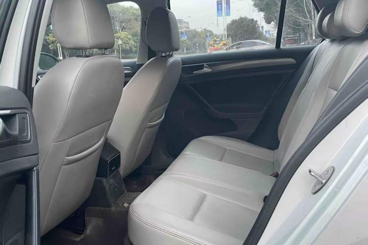 Used Volkswagen Golf 2015 1.6L Automatic Fashion Model
