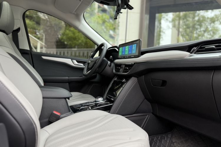 Used Ford Escape 2024 EcoBoost 245 Two-Wheel-Drive Titanium Edition
