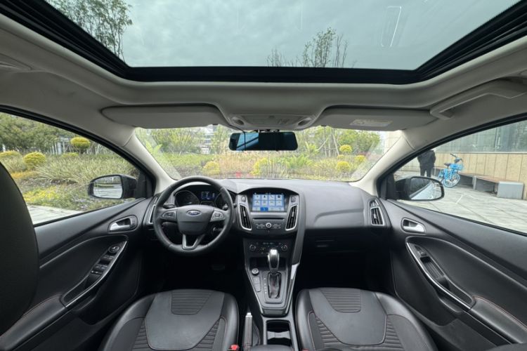 Used Ford Focus 2017 Hatchback EcoBoost 180 Automatic Elite Model Interior 4