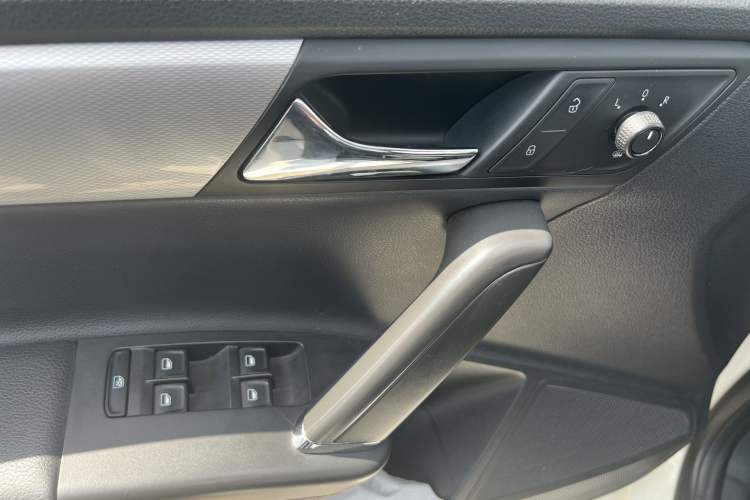 Used Volkswagen Gran Lavida 2013 1.6L Automatic Comfort Model Interior 6