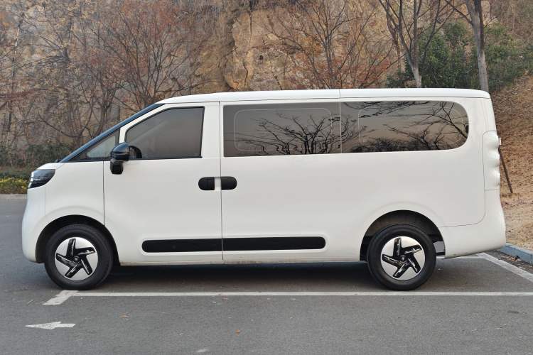 Used SAIC MAXUS Dana V1 2024 V1 Short Wheelbase Low-Roof Multi-Function Version (51 kWh)