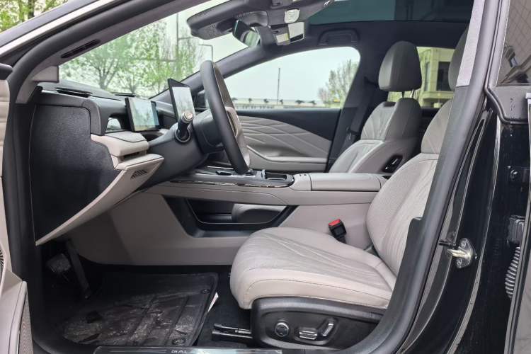 Used Geely Galaxy 8 2025 130km EM-P Starship Edition