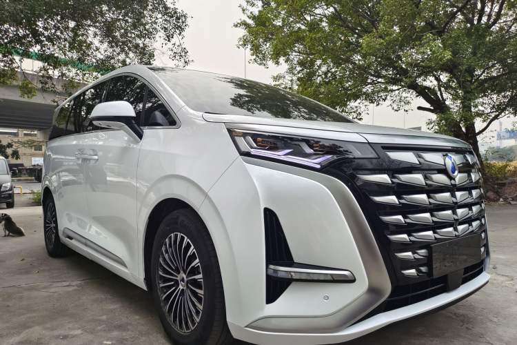 Used Denza D9 2022 DM-i 1040 Prestige Model