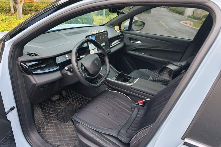 Used Livan 7 2023 450 km – Chasing Clouds