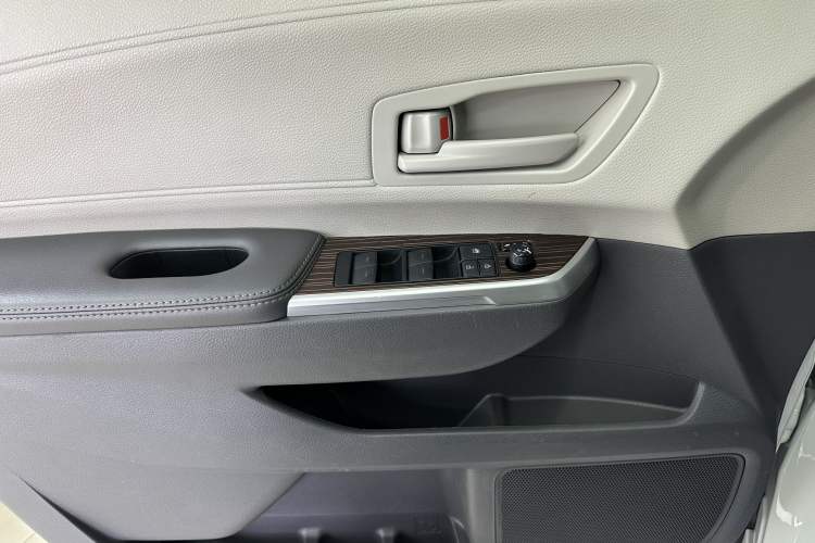 Used Toyota SIENNA 2023 2.5L Hybrid Comfort Edition Interior 8