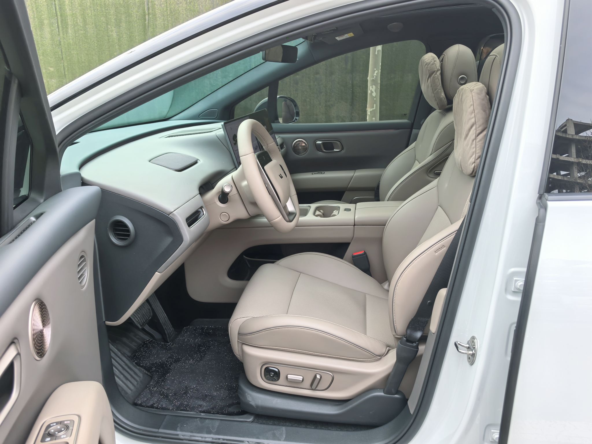 Переднее сиденье в автомобиле