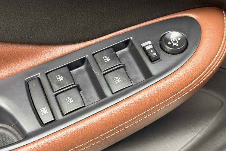 Used Buick Envision 2019 20T Two-Wheel Drive Luxury Version China VI Standard Interior 6