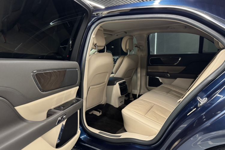 Used Lincoln Continental 2017 2.0T Two-Wheel Drive Deluxe Edition Interior 2