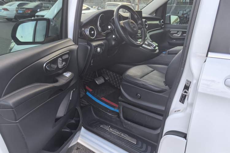 Used Mercedes-Benz V-Class 2017 V 260 L Prestige Extended Edition Interior 2