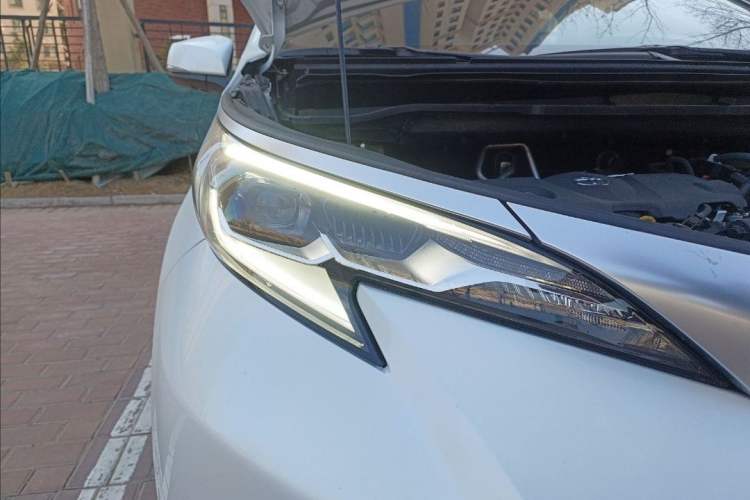 Used Toyota Sienna 2023 2.5L Hybrid Deluxe Edition