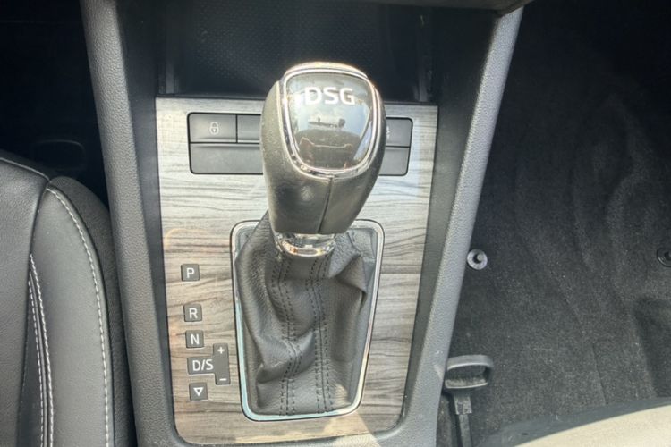 Used Skoda Octavia 2017 TSI280 DSG Smart Drive Edition Gear Lever