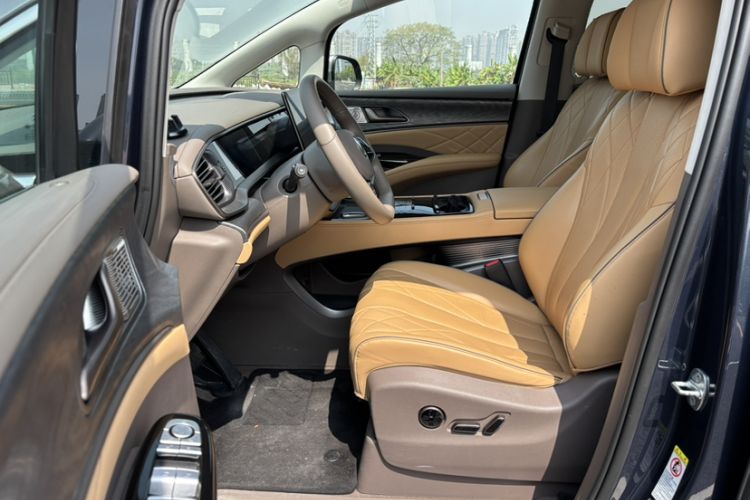 Used Denza D9 2022 DM-i 1040 Prestige Model
