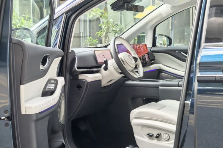 Used VOYAH Dream 2025 PHEV Four-Wheel-Drive Flagship Kunpeng Edition
