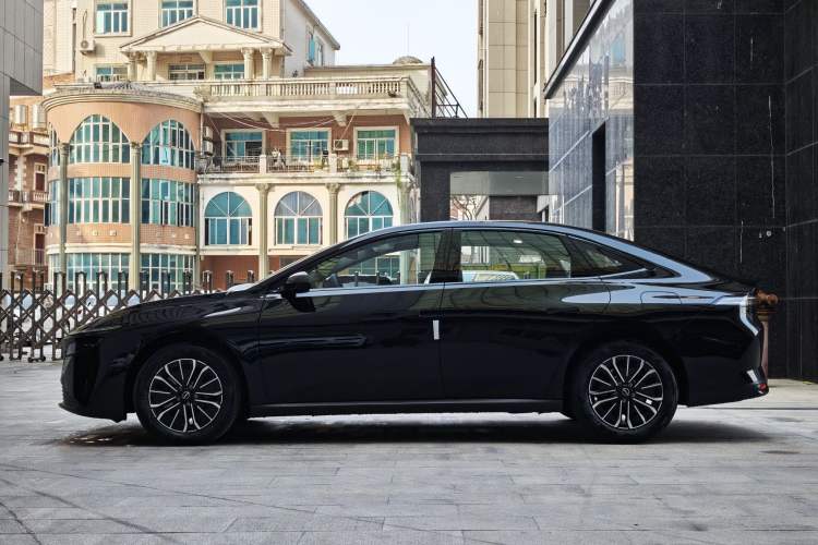 Used Nissan N6 2026 Model 180 Max Exterior 7