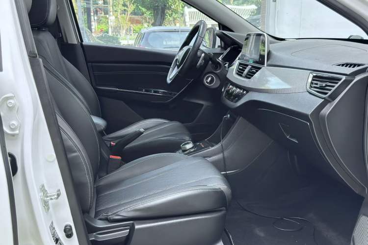 Used Baojun 310W 2018 1.5L Automatic Luxury Version China V Interior 6