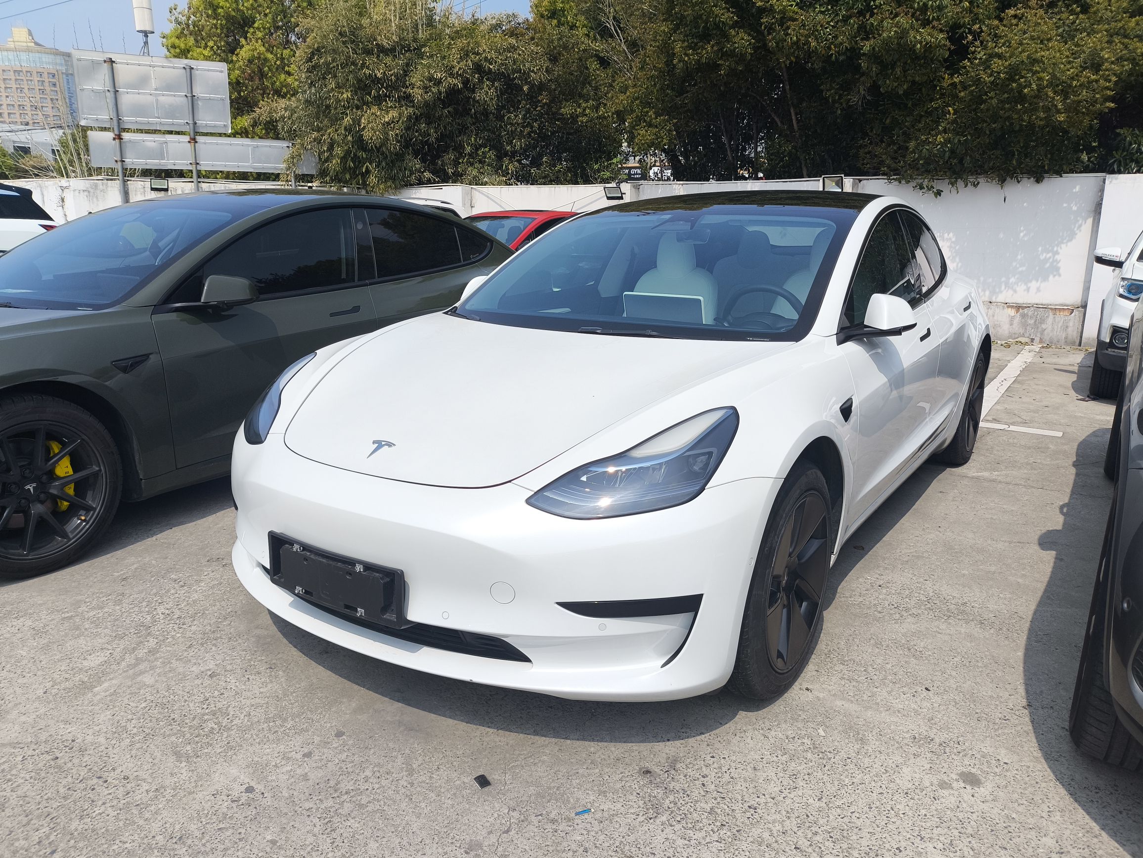 Под передней частью автомобиля