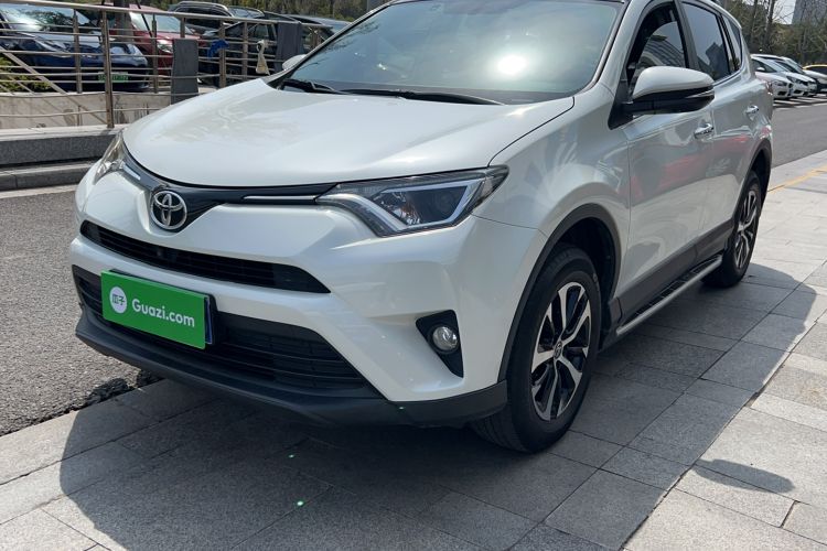 Used Toyota RAV4 2019 2.0L CVT Two-Wheel Drive Luxury Version China VI Standard