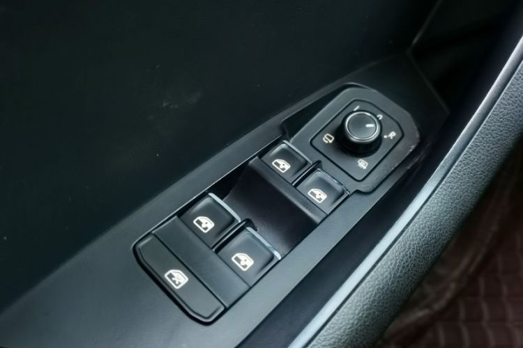 Used Skoda Kodiaq 2018 TSI330 7-Seater Two-Wheel-Drive Luxury Enjoyment Edition Interior 8