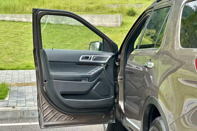 Used Ford Explorer 2013 3.5L Deluxe Model
