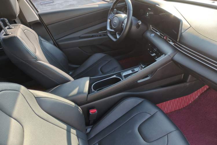 Used Hyundai Elantra 2022 1.5L CVT LUX Prestige Edition Right Front Seat