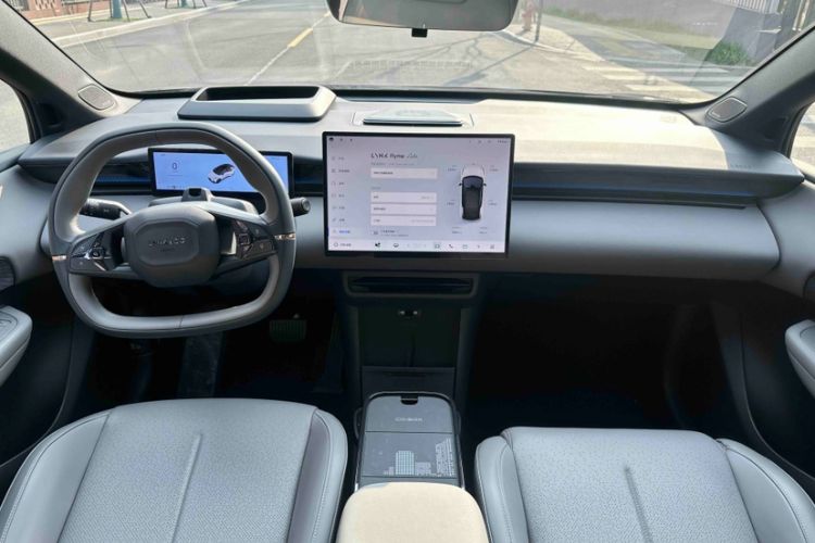 Used Lynk & Co Z20 2025 530 km Range Rear-Wheel Drive Max
