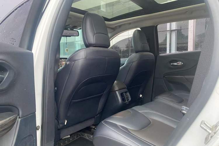 Used Jeep Cherokee 2020 2.0L Two-Wheel Drive Classic Sports Edition