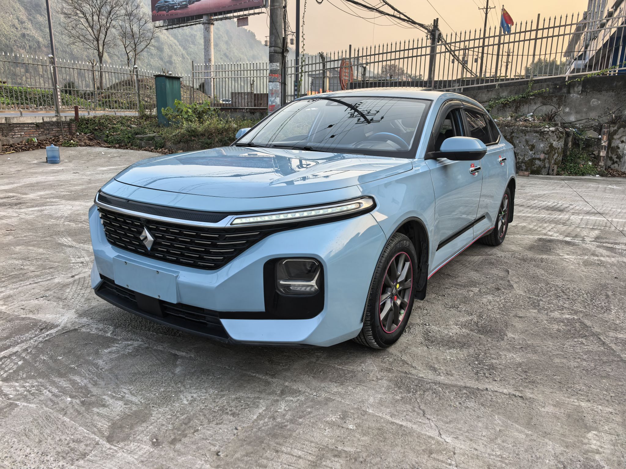 تحت مقدمة السيارة