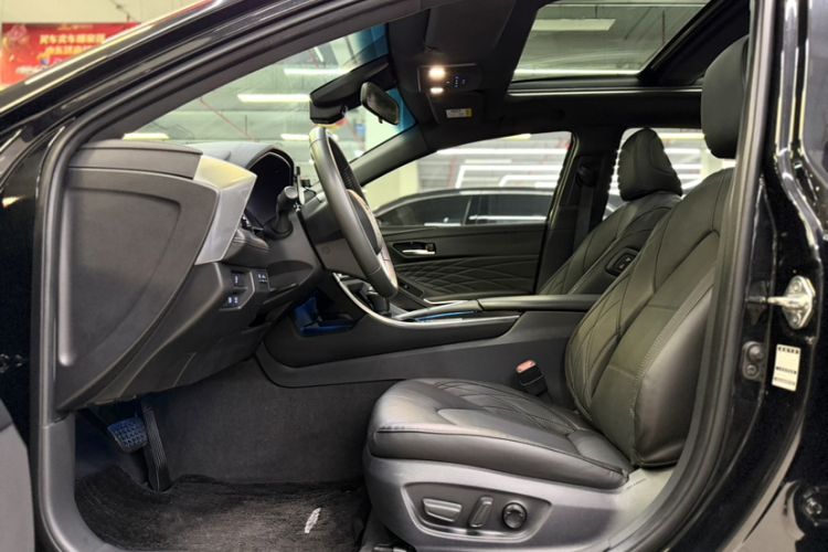 Used Toyota Avalon 2019 Dual-Engine 2.5L XLE Prestige Version China VI Standard
