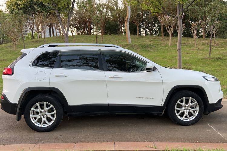 Used Jeep Cherokee 2016 2.0L Superior Edition